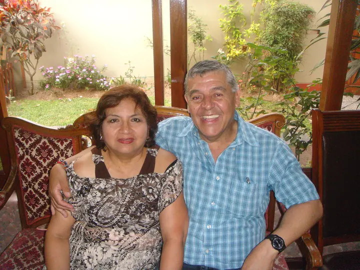Mamá y papá juntos, sonriendo en el jardín