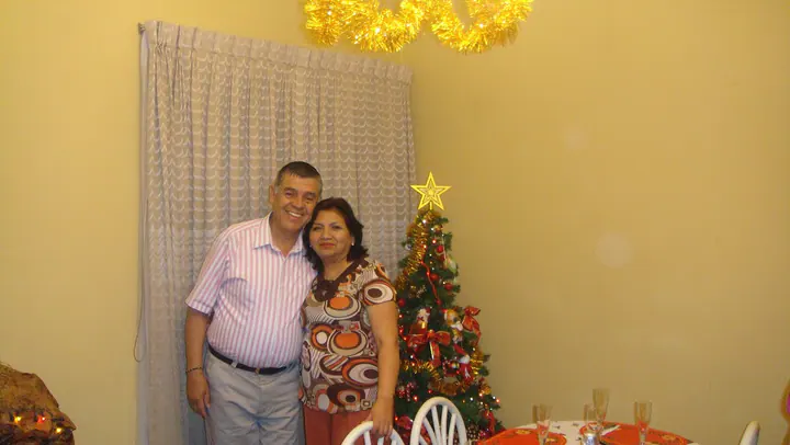 Mamá y papá celebran una Navidad en familia