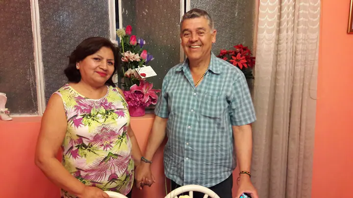 Mamá y papá comparten un momento en el jardín
